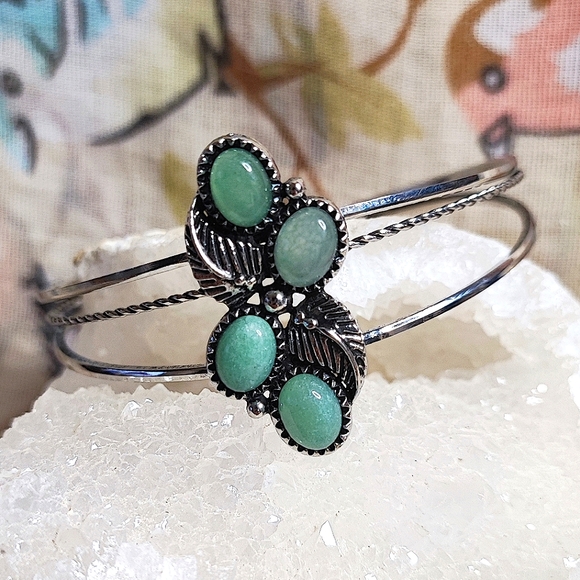 Vintage Adventurine Silver Tone Leaves Cuff Bracelet Light Green Oval Stones - Picture 1 of 12
